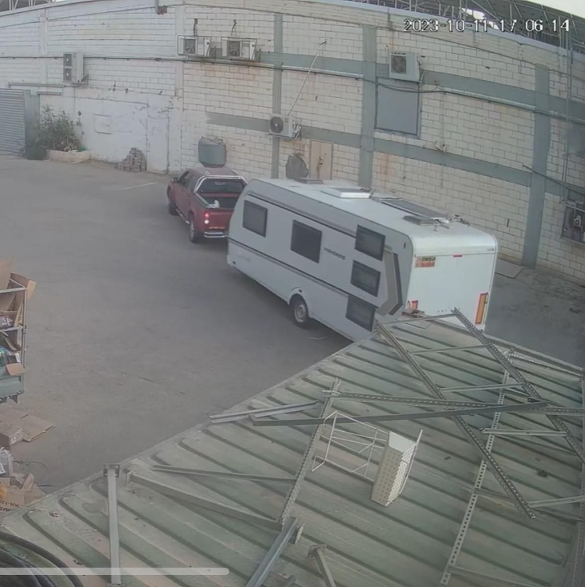 צפו: בא 'לסייע' בזיהוי גופות וגנב קראוון וכסף מהנרצחים