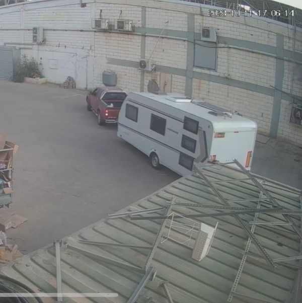 צפו: בא 'לסייע' בזיהוי גופות וגנב קראוון וכסף מהנרצחים