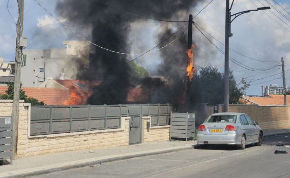 פגיעה ישירה בבית בשדרות: שריפה התלקחה בזירה