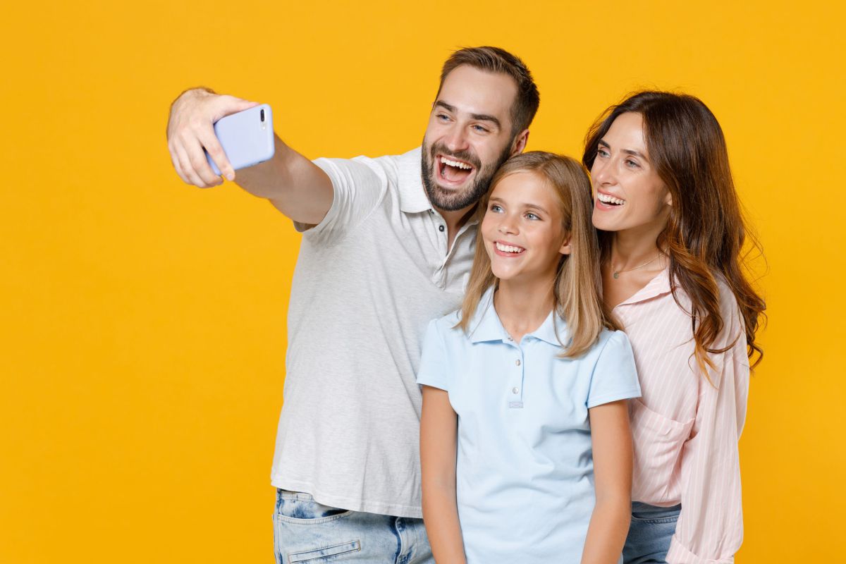 צרפת: פיקוח על הורים שמעלים תמונות של ילדיהם