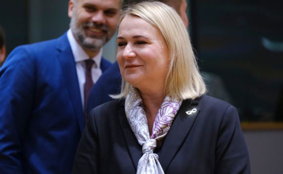 שרת ההגנה של צ'כיה: "קוראת לעזוב את האו"ם"