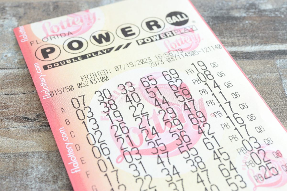 טירוף בארה"ב: אדם זכה ב-1.3 מיליארד דולר בלוטו