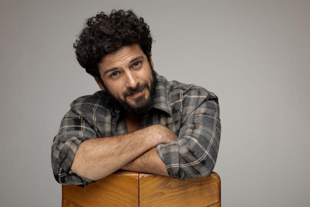 חיכה 15 שנה במגירה: אביב אלוש חושף את "אל נורא עלילה"