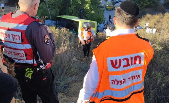 אוטובוס עם נוסעים הידרדר לוואדי בהר חוצבים בירושלים