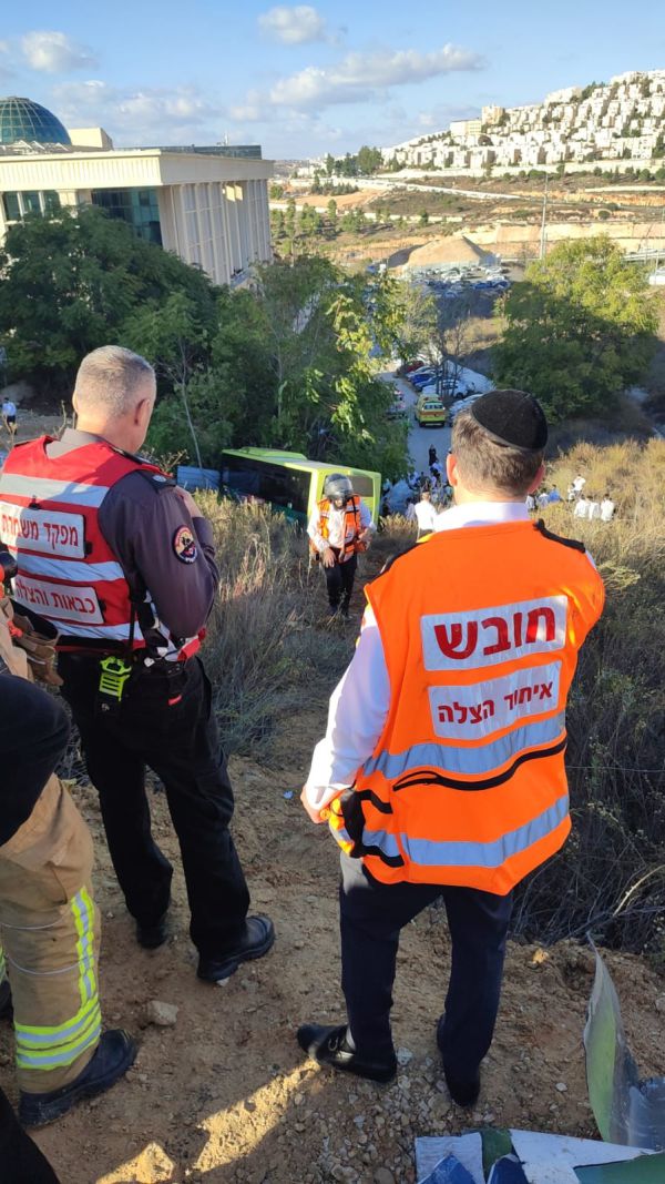 אוטובוס עם נוסעים הידרדר לוואדי בהר חוצבים בירושלים