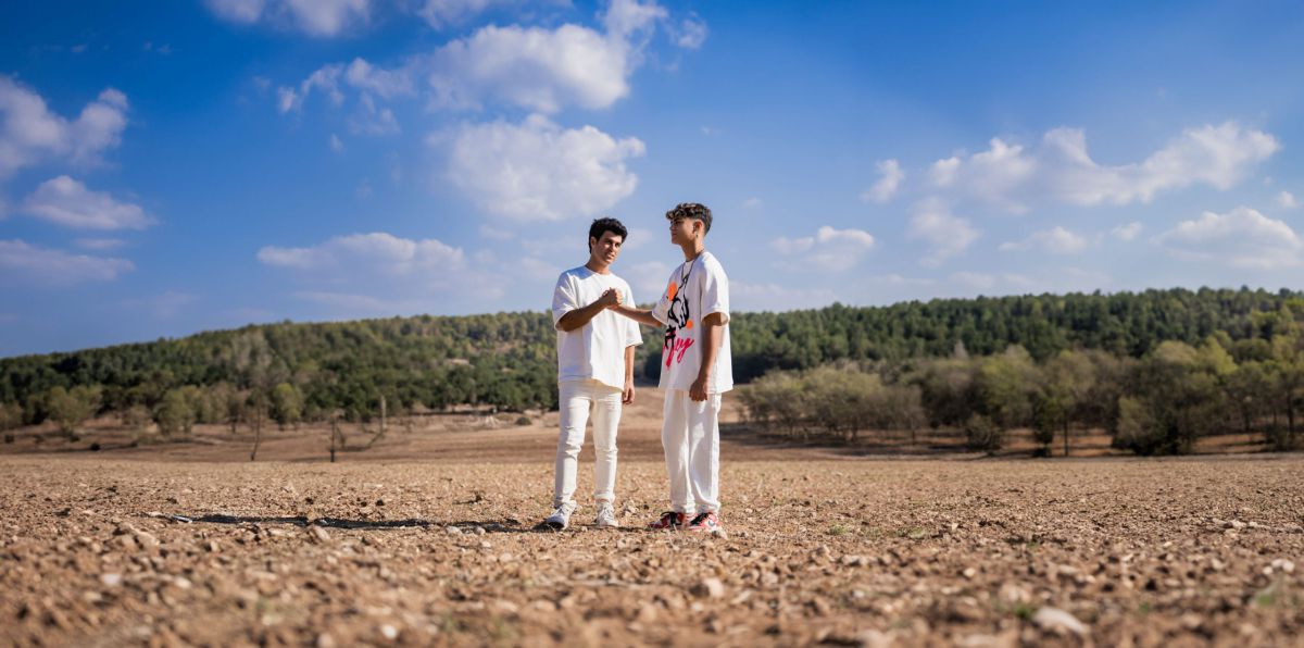 "לא כל כך פשוט להיות כאן ילד": קאבר מיוחד ברוח התקופה