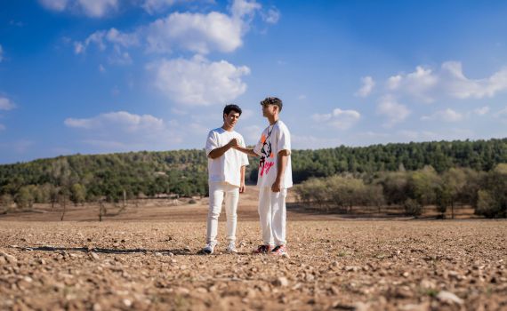 "לא כל כך פשוט להיות כאן ילד": קאבר מיוחד ברוח התקופה