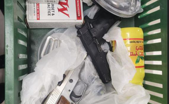 רהט: המשטרה תפסה מחסן אמל"ח בתוך פיצרייה