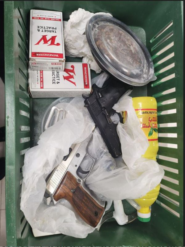 רהט: המשטרה תפסה מחסן אמל"ח בתוך פיצרייה