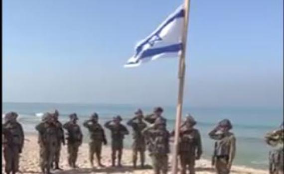 מרגש: שירת התקווה בהנפת הדגל על חוף עזה