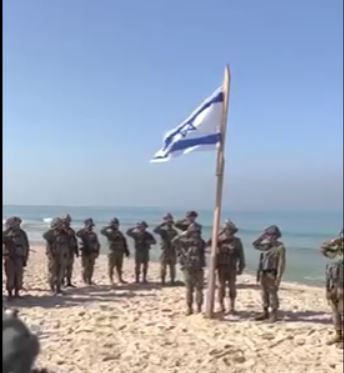 מרגש: שירת התקווה בהנפת הדגל על חוף עזה