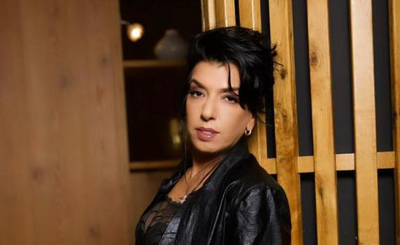 "שרה כדי לשתף את הכאב": דיקלה בשיר למען החטופים