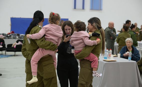 צפו: כך הגיעו החטופים לבסיס חיל האוויר בחצרים