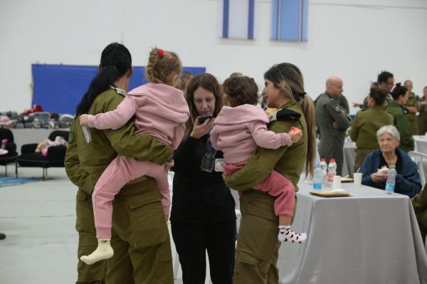 צפו: כך הגיעו החטופים לבסיס חיל האוויר בחצרים