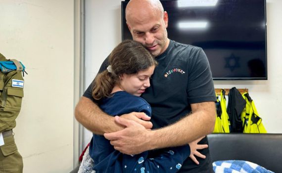 הילדה ששוחררה מהשבי חושפת את השקר של חמאס