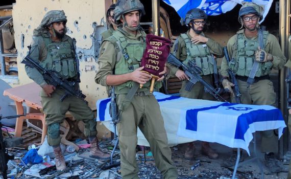 צפו: ספר התורה הוכנס מחדש לבית הכנסת בנצרים