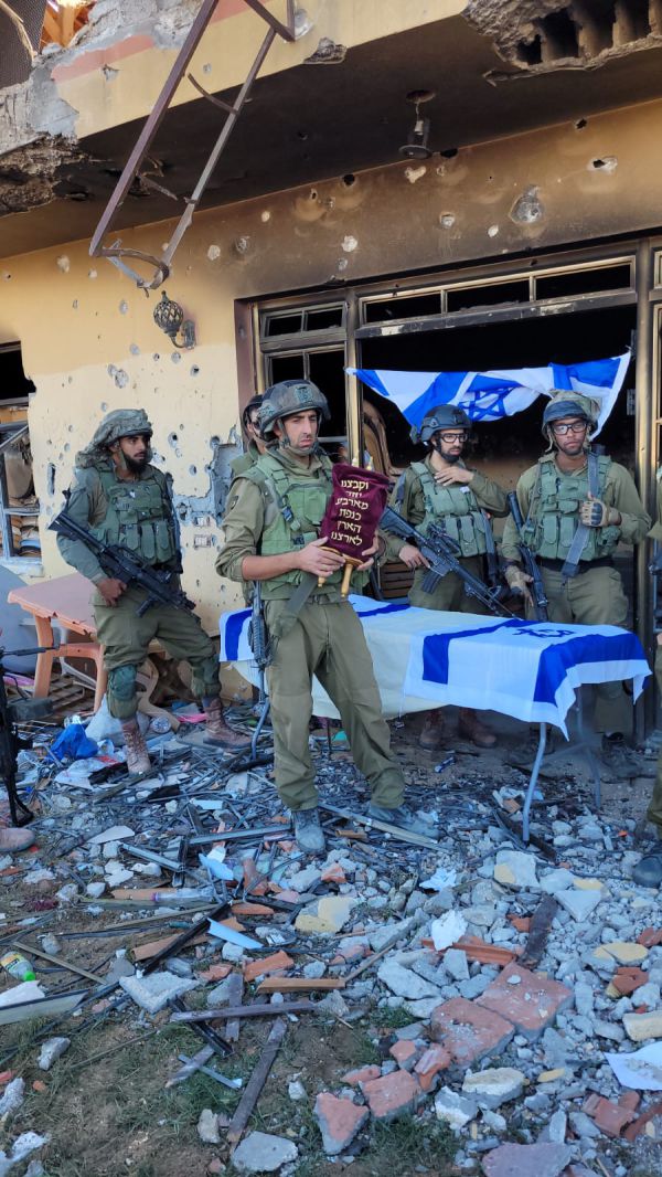 צפו: ספר התורה הוכנס מחדש לבית הכנסת בנצרים