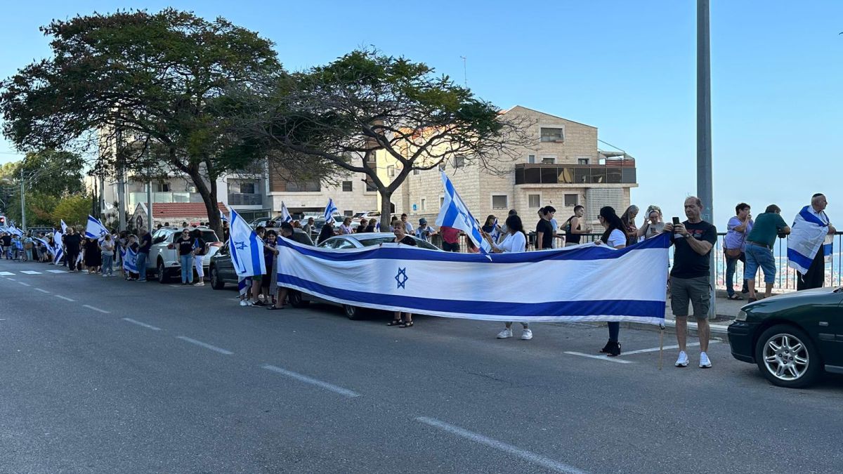 מאות ליוו בדגלי ישראל את מסע הלוויה של סרן בני וייס