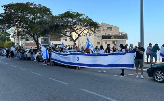 מאות ליוו בדגלי ישראל את מסע הלוויה של סרן בני וייס