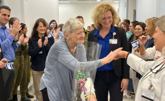 עשרות הריעו לה: יפה אדר בת ה-85 השתחררה לביתה