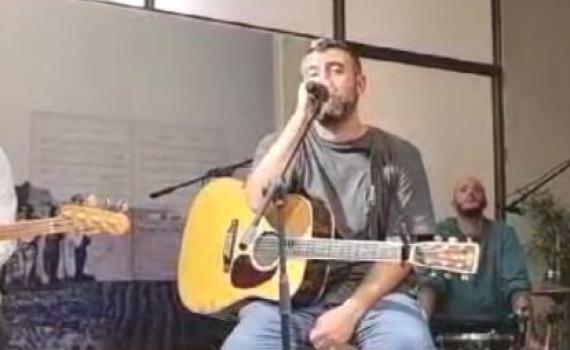 צפו: ישי ריבו מחזק את אנשי זיהוי החללים של הרבנות