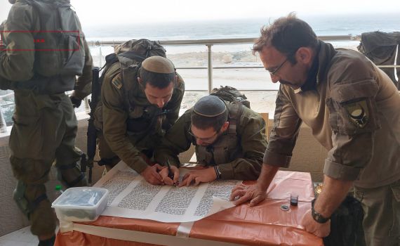 תמונת הניצחון: לוחמים כותבים ספר תורה בעיר עזה