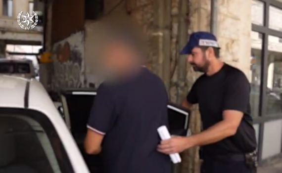 סרט אימה:  נעצר חשוד שניסה להצית בית עסק ולשרוף שוטרים