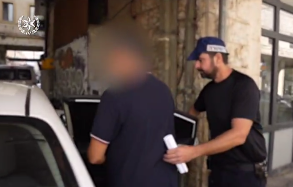 סרט אימה:  נעצר חשוד שניסה להצית בית עסק ולשרוף שוטרים