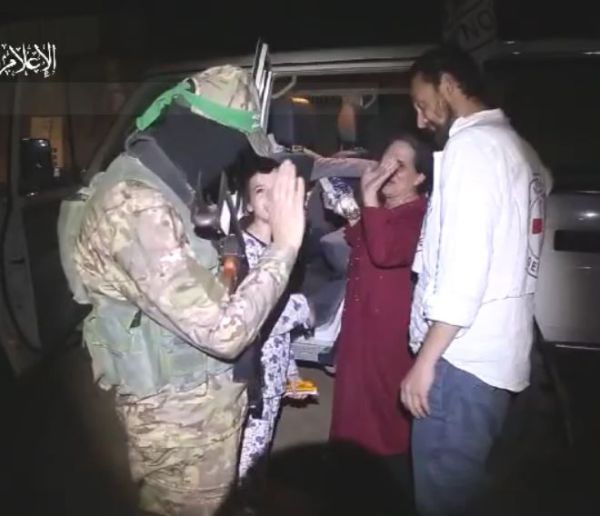 "תמשיכו לנופף": חמאס בהוראות אחרונות לחטופים