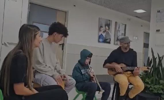 עידן רייכל ניגן לצד החטוף: "תמונת ניצחון באמצע מלחמה"