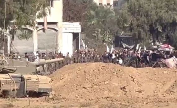 בידיים מורמות ודגלים לבנים: תושבי עזה בורחים