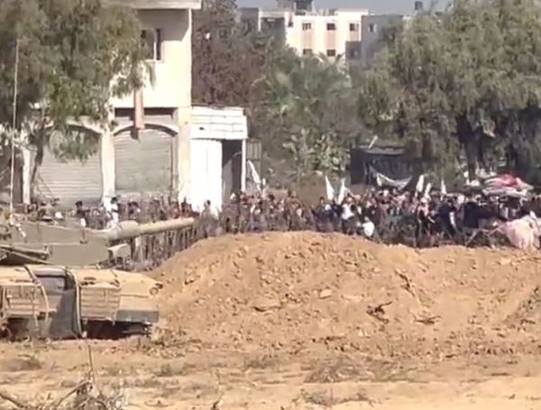 בידיים מורמות ודגלים לבנים: תושבי עזה בורחים