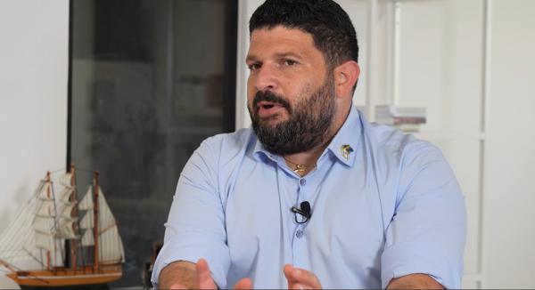 אלמוג כהן חש ברע במהלך ראיון ופונה לביה"ח. צפו