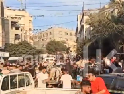 צפו: פעילי חמאס מכים תושבים שקיבלו מזון