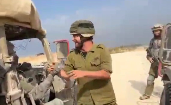 הקומיקאי הישראלי נכנס להופיע בעזה. צפו