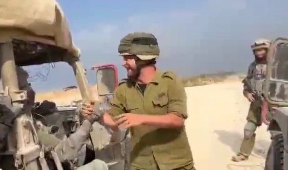 הקומיקאי הישראלי נכנס להופיע בעזה. צפו