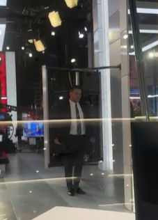 בזמן הפרסומות | עיתונאי חדשות 12 תועד מתפלל מנחה. צפו