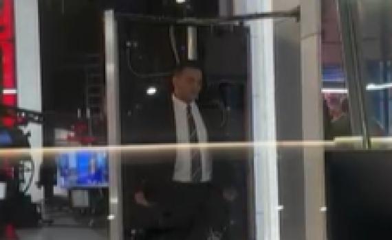 בזמן הפרסומות | עיתונאי חדשות 12 תועד מתפלל מנחה. צפו