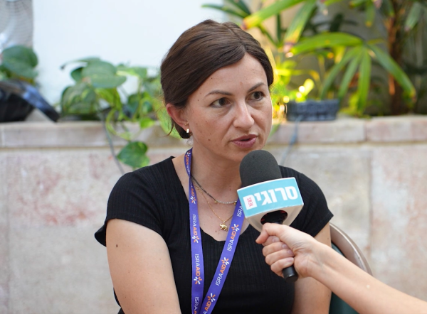 "ילדים מבארי נכנסים פתאום לארון באמצע היום"