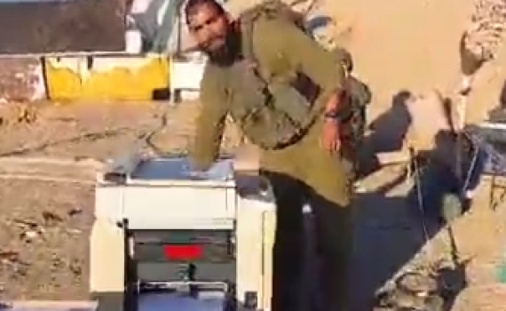 צפו: חסידי חב"ד מדפיסים את ספר התניא בעזה