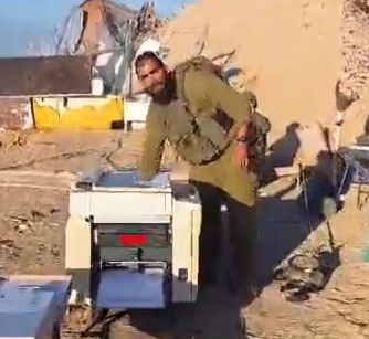 צפו: חסידי חב"ד מדפיסים את ספר התניא בעזה