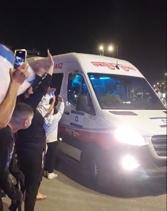 עם ישראל מתרגש: קבלת פנים של החטופים באופקים