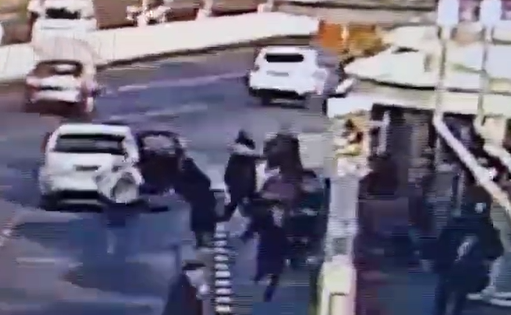 עוצרים בטרמפיאדה, יורדים ויורים מטווח אפס. תיעוד הפיגוע בירושלים