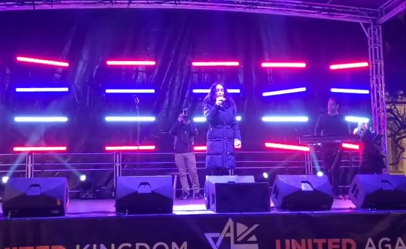 מול 60 אלף איש: ריטה בשירת התקווה בעצרת בלונדון