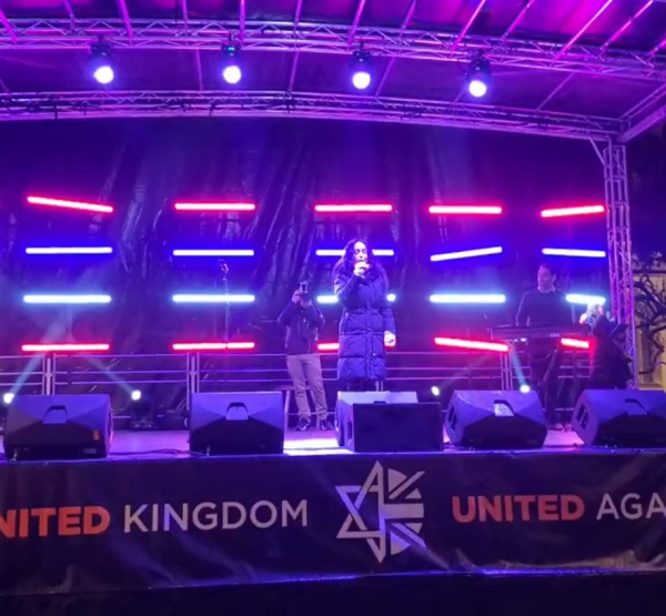 מול 60 אלף איש: ריטה בשירת התקווה בעצרת בלונדון