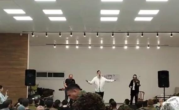 צפו: שולי רנד מופיע בפני החיילים בעוטף עזה