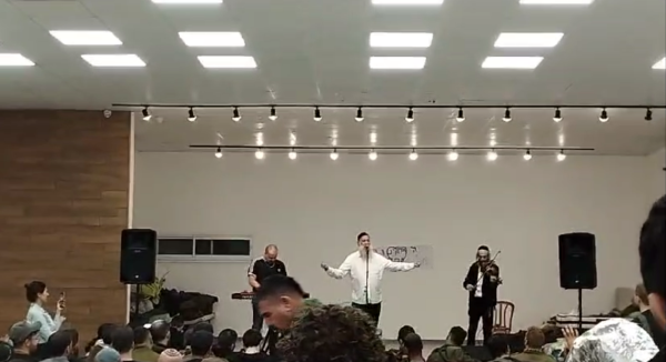 צפו: שולי רנד מופיע בפני החיילים בעוטף עזה