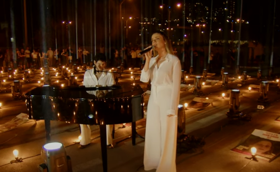 שירי מימון ותמיר גרינברג בביצוע מרגש לצד משפחות החטופים