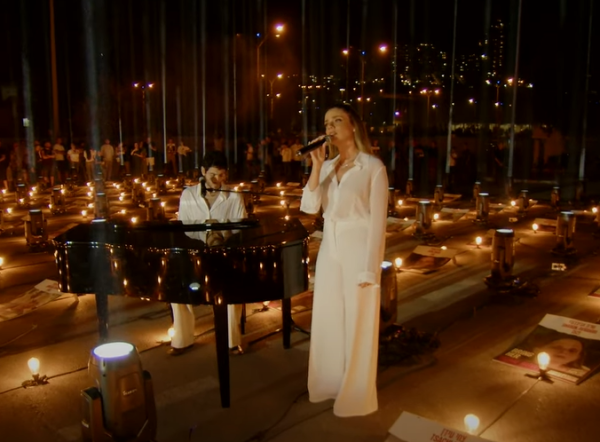 שירי מימון ותמיר גרינברג בביצוע מרגש לצד משפחות החטופים