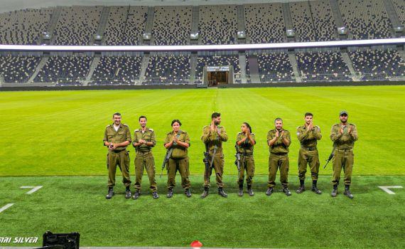 צפו: אצטדיון בלומפילד במחווה לחטופים